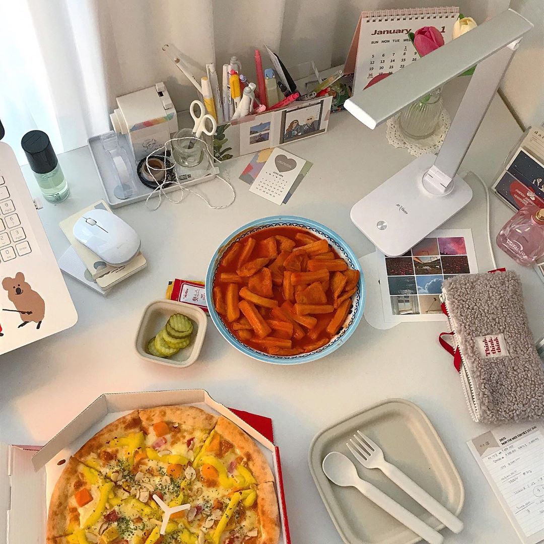 윤 on Instagram: “: 🍕🍷🍽 ⠀⠀⠀⠀⠀⠀⠀⠀⠀⠀⠀⠀⠀⠀⠀ 말이ㅣ필요없는 꿀조합,,피떡,, 미스터피자 복희세트 🤍 원래ㅐ앵리통은 먹을거로 푸는거 아니냐구요,,,고구마 피자에 매운 떡볶이 올려먹으면 진짜 jmt❤︎ ,,o<<< 이거먹을라고 오전 겨우 버텼다,,…”