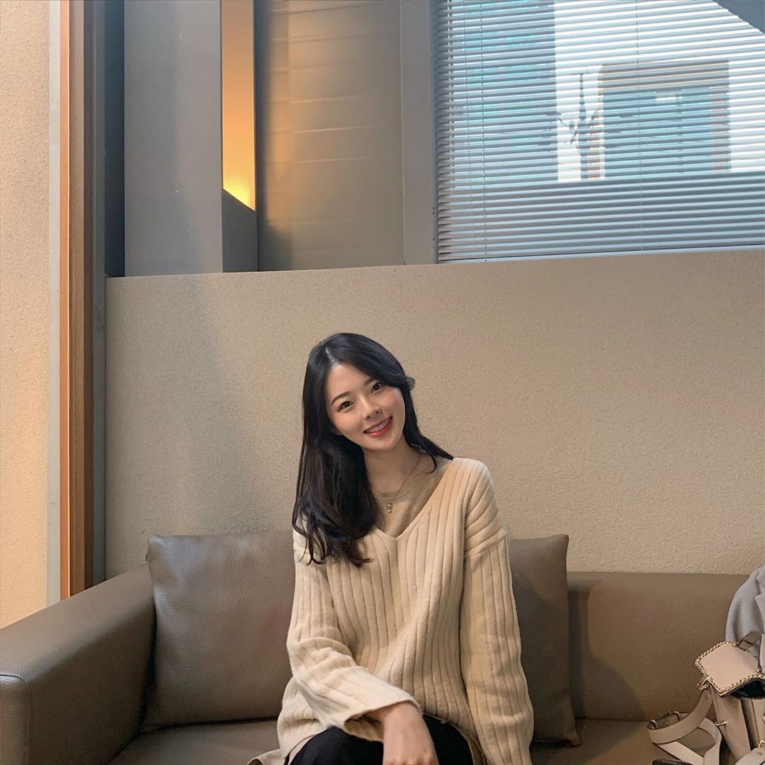 ʙɪɴ on Instagram: “겨울에도 쵸쿠쵸쿠 🤍 ⠀ 촉촉하면서 커버력좋은 #씨스터앤쿠션 지속력까지 좋아서 겨울에 딱입니다요 🤍 ⠀ #씨스터앤 #씨스터앤쿠션 #씨스터앤스마트핏커버쿠션 #쿠션추천 #촉촉한쿠션 #커버쿠션 #커버력좋은쿠션 #윤광쿠션 #롱래스팅 #롱래스팅쿠션…”