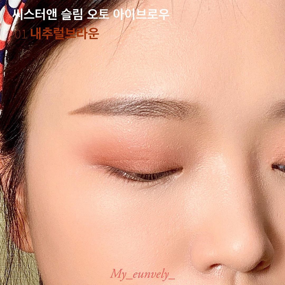 은꽁💕 개인블로그 on Instagram: “⠀ "오늘의 메이크업" ⠀ ⭐️씨스터앤 슬림 오토 아이브로우 2종⭐️ ★ 19년 12월 신제품 출시!! ★ ⠀ 01 내추럴브라운 : 자연모발 및 차분한 브라운 헤어 ⠀ 02 라이트브라운 : 밝고 가벼운 브라운 헤어 ⠀ * 지속력 장인 씨스터앤!…”