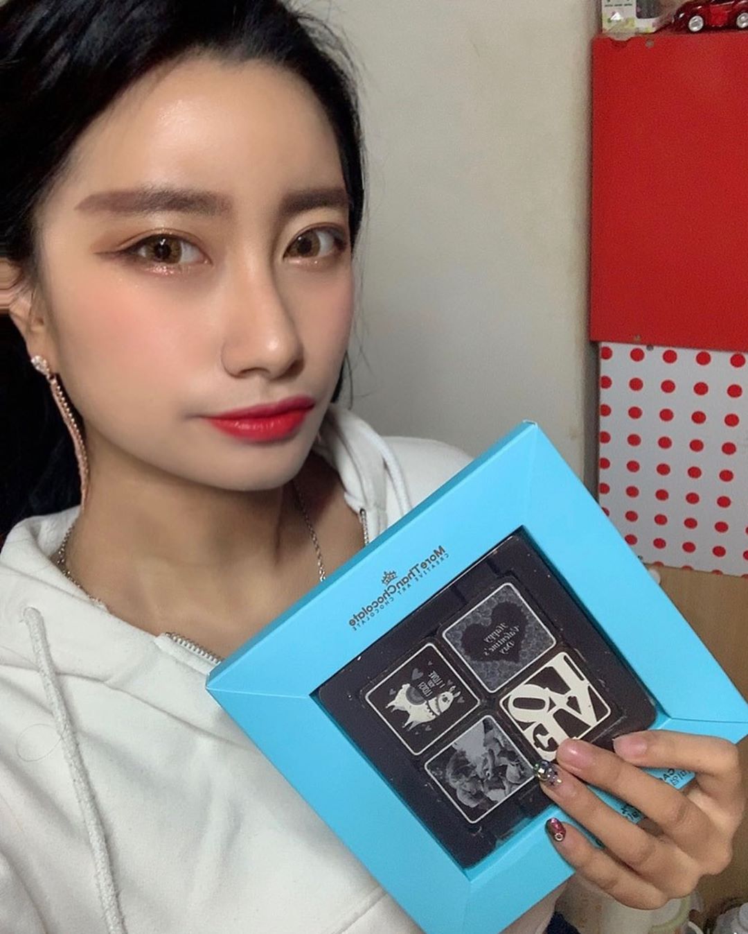@sarah_h0129 on Instagram: “세상에🤭이게 📸사진이야 🍫초콜릿이야❗️❕❗️❕#morethanchocolate 이름처럼 이것은 평범한 초콜릿이 아니다!! 다크초콜릿과 화이트초콜릿의 조합으로 만들어진 너무 이쁜 초콜릿!!! 조각마다 맛도 살짝 살짝 다른건 안비밀⭐️⭐️ 달달하면서도…”