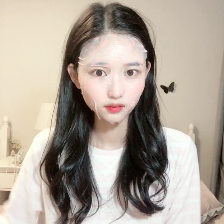 다 인 •ᴗ• on Instagram: “내동생 넘 예뿌다 ... 다빈이가 착용한 마스크 팩은 수분감도 밀착력도 좋은 가성비 넘 좋은 LED마스크팩 ✨ 마스크팩에서 빛이 난다닝 신기해  #미미클럽 #mimiclub #led마스크팩 #LED마스크 #CBK #피부보습 #진정톤업 #셀바이오코리아…”