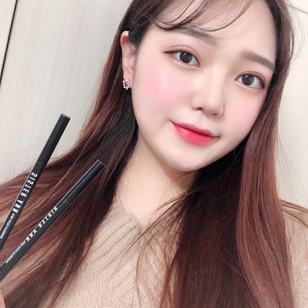 이지현 on Instagram: ““씨스터앤 슬림 오토 아이브로우” 엄청 슬림한 심이라 섬세하게 한 올 한 올 눈썹을 그릴 수 있고 여러 번 덧발라도 뭉침이 없다 맨날 눈썹은 너무 잘지워져서 고민이었는데 아침부터 저녁까지 유지되는게 제일 좋다 01 내추럴브라운 : 자연모발이나 브라운…”