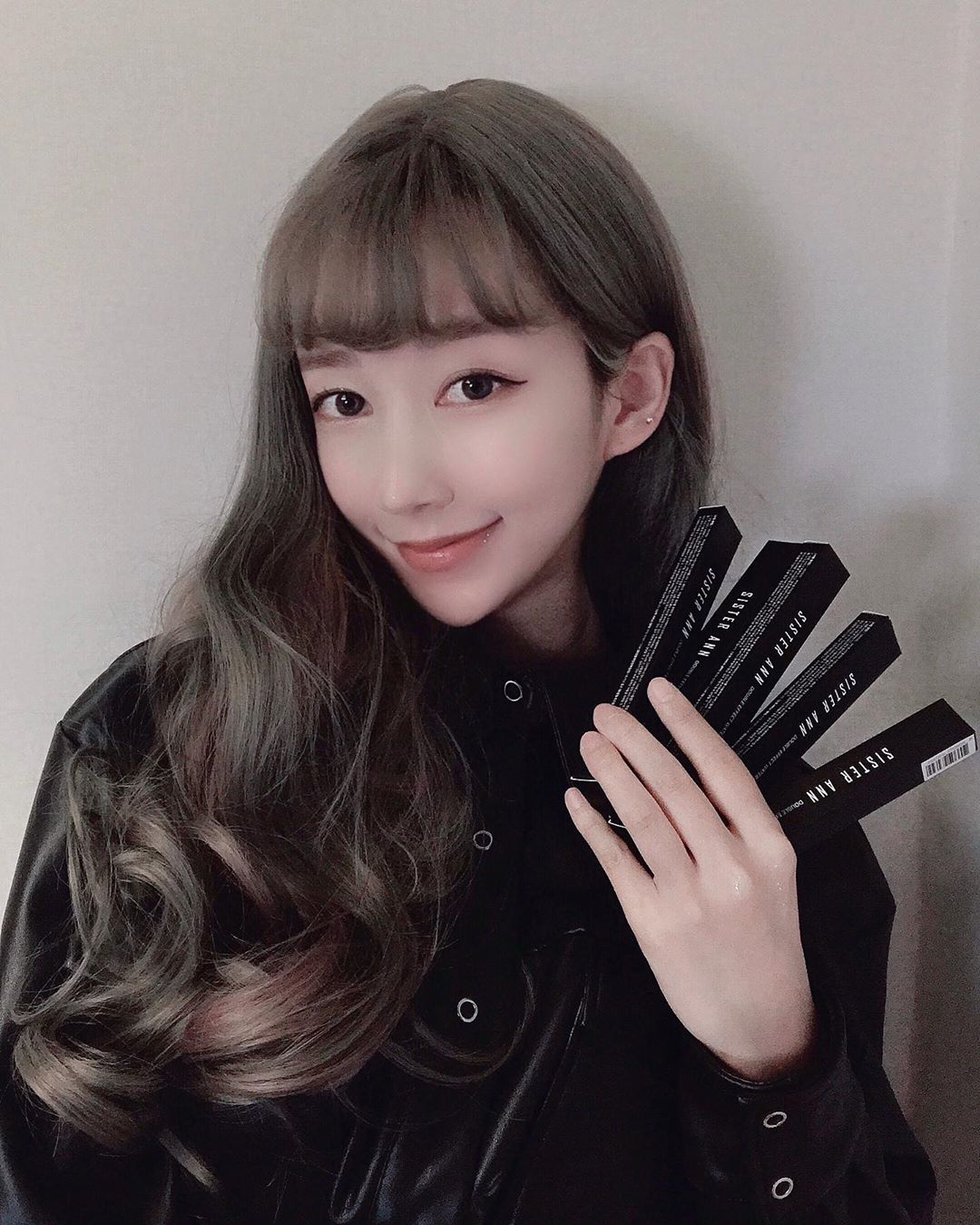 봄봄 🌸 on Instagram: “화장 지우기 아쉬워서 한장 💕 최애 #지코 의 #아무노래 들으면서 테스트 해보았어요 🙈✨ 아이라이너가 이렇게 안지워 지다니... 물없는 상태에서도 지워보고 물 뿌리고도 지워봤는데 번짐이 없어서 놀랐어요 🤭 . 💗꿀팁 👉🏻 바르자마자 바로 블랜딩…”