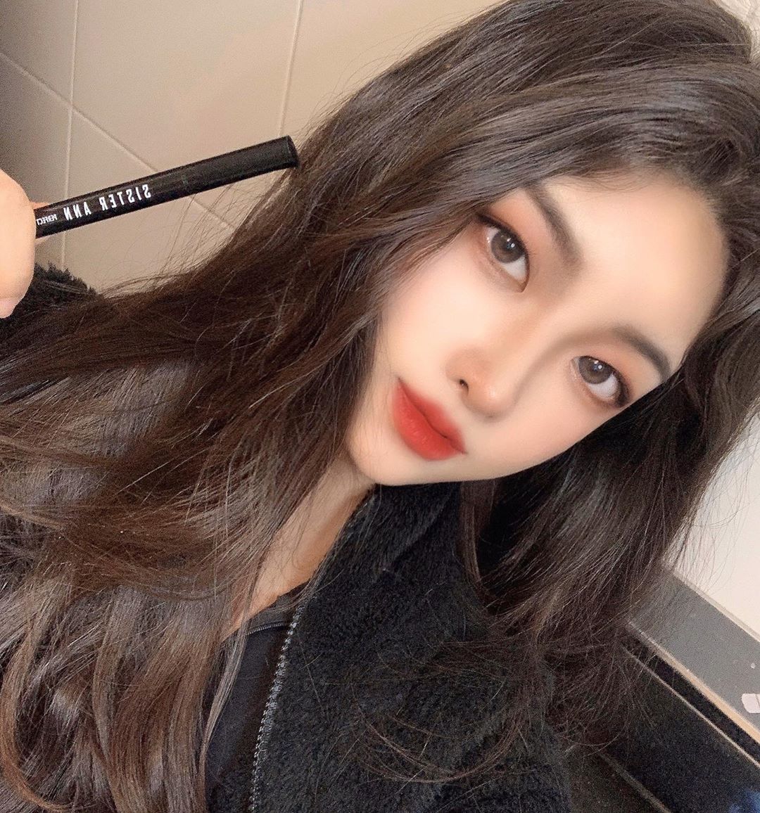 미주타키🍘🥢 on Instagram: “쫙쫙 그어버려 ㅡㅡ 눈에 그림그리기 딱조타 .  01 엣지블랙 02 엣지브라운 * 지속력 장인 씨스터앤!! 이미 지속력 끝판왕으로 유명해서 수많은 후기와 N사 실검 1위 할만하네 .  #씨스터앤 #씨스터앤아이라이너 #씨스터앤붓펜아이라이너…”