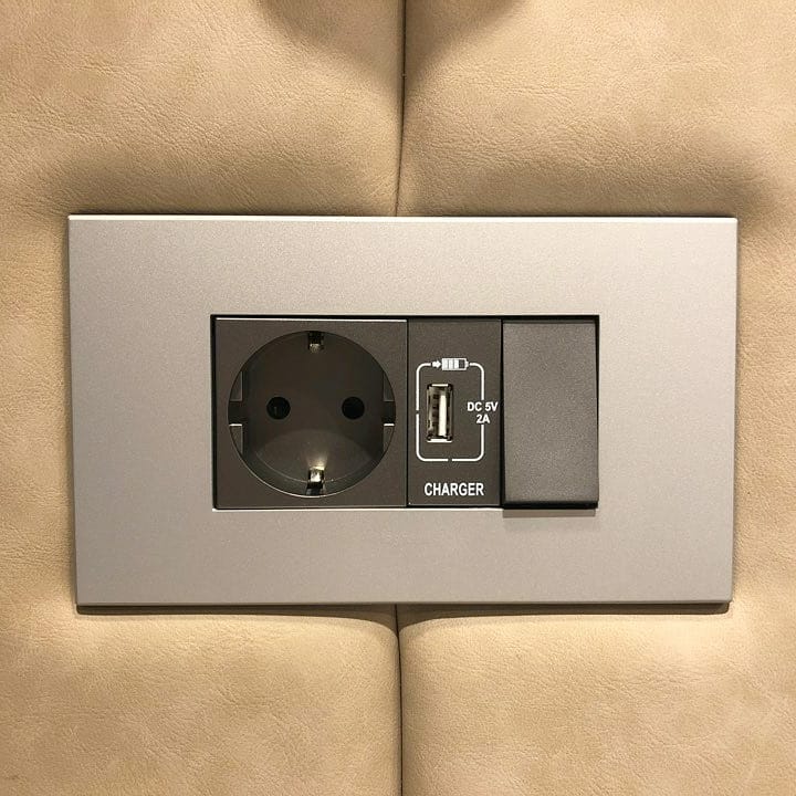 아이엠벨라 on Instagram: “요즘 침대프레임 알아보고 있는데요. 디자인이나 원단이 좀 색달랐으면 하는데 침대프레임을 전문적으로 제작하는 #베드에프 🛏 라는 곳이 있더라고요. . 한가지 원단만 강조하는게 아니라 디자인에 따라 완성도를 높여 원단과 소재를 사용하고 기능성원단이나…”