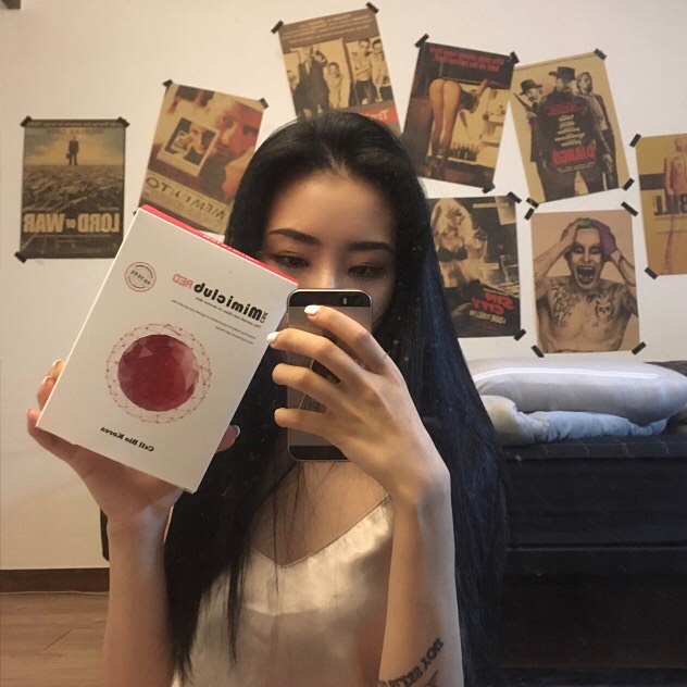 밤은 짧아 걸어 아가씨야 on Instagram: “빛을 내는 뷰티디바이스 없이 주변 빛을 흡수해 마스크팩에 표기된 <mimiclub> 텍스트에서 빛이 나는 '미미클럽 led 마스크팩'•*¨*•.¸¸♪ ⠀ 에센스와 마스크팩 시트는 최상위 등급으로 첨가하고 사용하여 원래도 쫀득했던 피부가 더더욱 찰떡…”