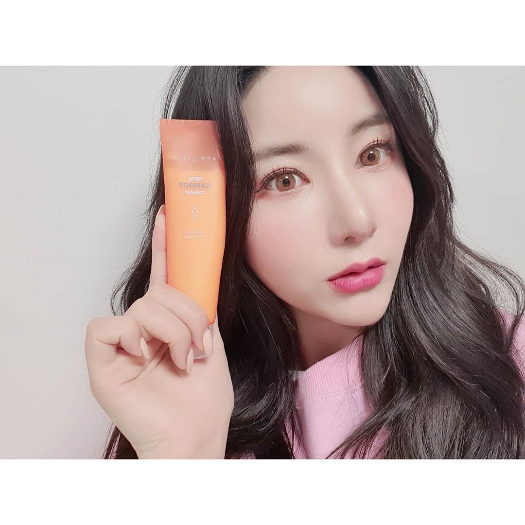 Rina&Minji on Instagram: “요즘 피부 진정  수분 보습에 도움을 주는 당근크림! 생기있는 피부로 가꿔주는 비타민A 풍부해서 여드름성 피부 사용 적합함 인공색소가 아닌 당근 원료의 색상을 그대로 담은 연한 노란색 텍스처 바르자마자 쫀쫀함👍 진짜 거짓말 1도 안하고 좁쌀 여드름…”