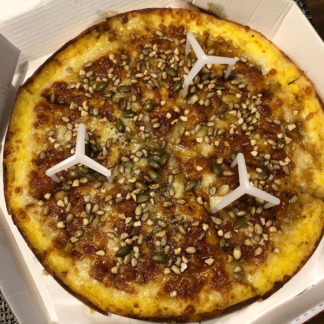 열다섯승민 on Instagram: “완젼 맛있는 미피...💕
.
평소에 정말 좋아하는 흑당을
피자로 만나보다니😭😭
떡볶이는 츄러스 모양으로 떡에
홈이 파져있어 자칫하면 느끼할 수 있는 
피자의 맛을 잡아줘요🥰
.
#흑당버블티피자#흑당씨앗피자#가심비#꿀조합#미피떡볶이#미스터피자신제품”