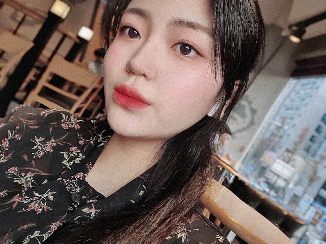 유월 on Instagram: “데일리 메이크업은 씨스터앤 마스카라와 아이브로우로 💞 지속력짱이라 하루종일 또렷한 눈으로 👀❤ 아이브로우는 얇고, 가벼워서 가지고다니기 너무 좋다🙊 오늘은 나 혼자 카페 💐 #씨스터앤 #아이브로우추천 #브로우추천 #오래가는아이브로우…”