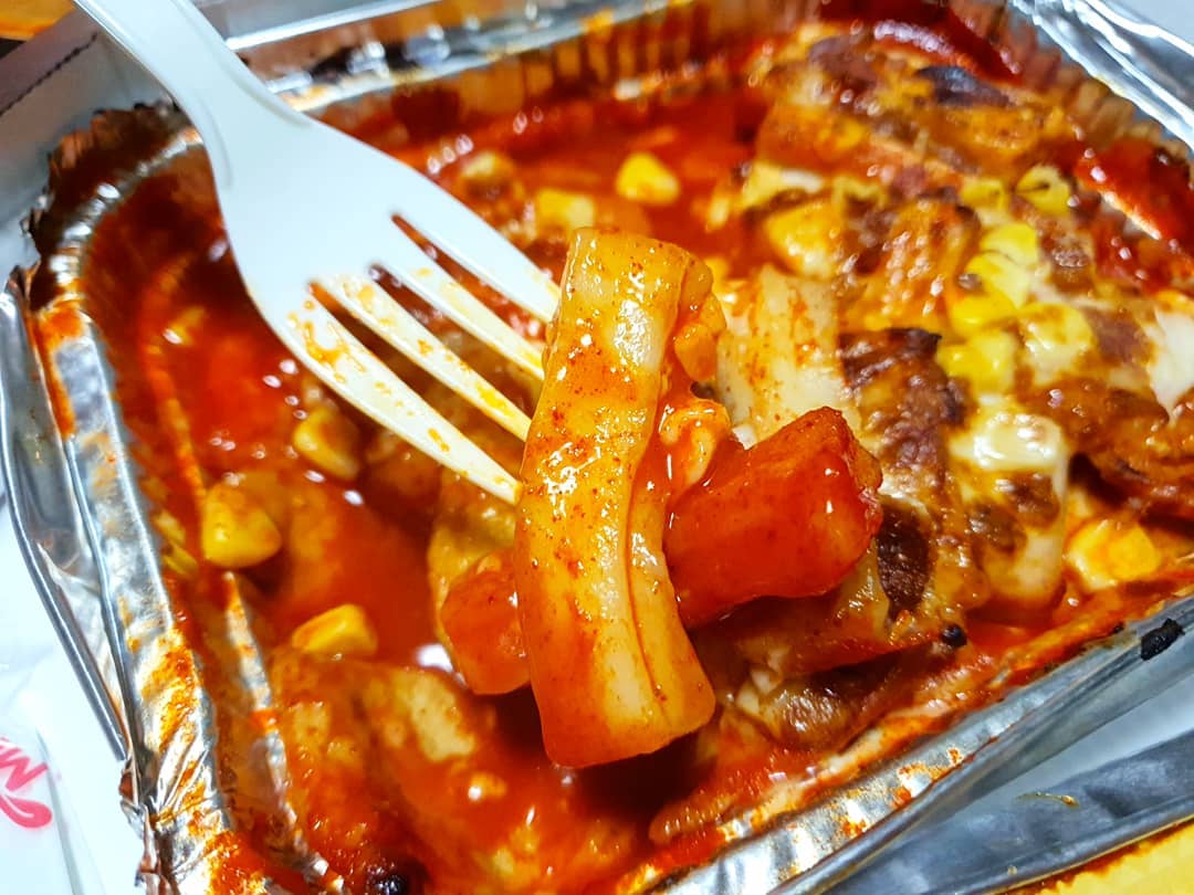 쑝 on Instagram: “🍕 #환공포증주의 #☠ ⠀ ⠀ #미스터피자신메뉴 대세 #흑당버블티 가 #피자 로 나왔따 😲 ⠀⠀ ⠀⠀ ⠀⠀⠀#흑당버블티피자 🍕🍕🍕⠀ ⠀⠀ ⠀ 질기고 따로놀줄 알았는데 도우에 달달한 시럽이 배어있어서 그런지 도우도 펄도 엄청 부드럽따 ⠀ 시럽이…”