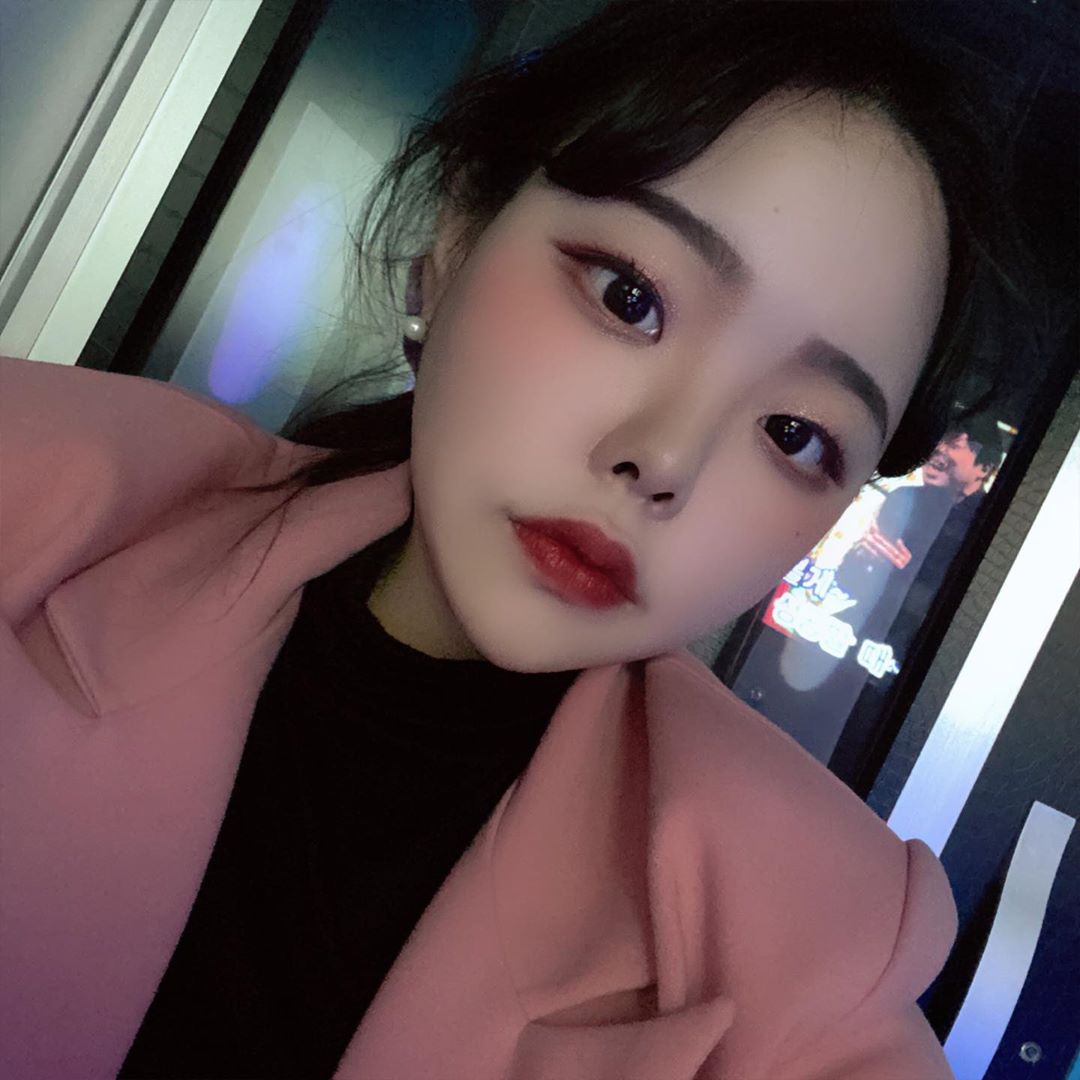 수민 on Instagram: “ＳＩＳＴＥＲ ＡＮＮ slim auto eyebrow  01내추럴 브라운 02라이트 브라운  발림성은 맨살에 그려도 부드럽게 잘 그려지고 1.8mm의 슬림한 심이에요 ! 자연스럽게 잘 그려지고 애굣살을 원한다면 애굣살에도 슥슥 잘 그려져요  아침에 한…”