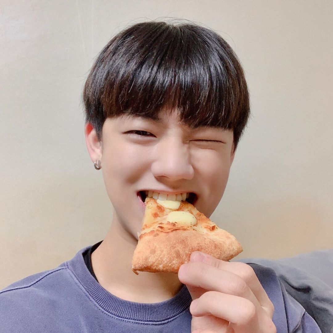 김지민 on Instagram: “미스터 피자 신메뉴인데 피자 느무 맛있능데.... 떡볶이가 너무 넘사라...이제 떡볶이 시키려면 미피에 전화해야겠다.... 츄러스모양 떡볶이라 양념 쏙 베인거 너무 맛있고... . . . . . . . . . . . .  #미스터피자 #미피 #신제품…”