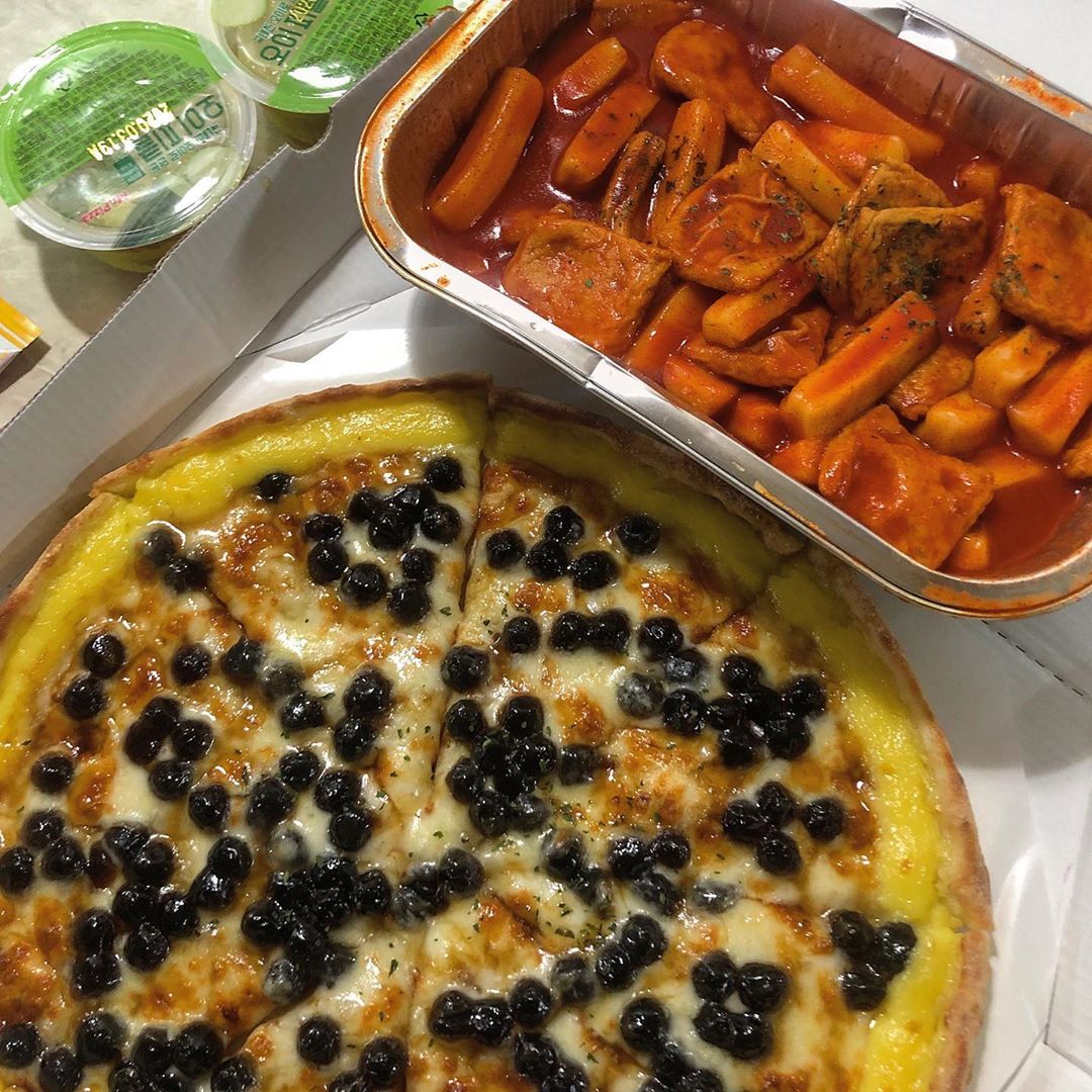 혜요미 on Instagram: “미스터피자가 신제품 흑당버블티피자로 일을 냈네요 어쩜 이런생각을 ..🤗 기존의 피자의 맛과 다르게 팬케익같은 달달하고 쫀득한 디저트를 먹는 기분이..! 흑당 쳐돌이들이 환장할 맛^^! 떡볶이는 츄러스떡과 고래사 어묵 조합으로 단짠단짠이라 피자가…”