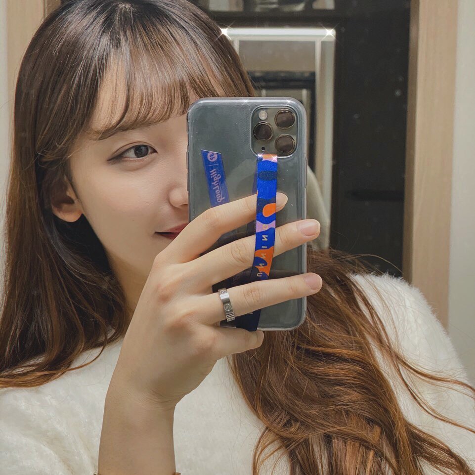 수현 on Instagram: “🤭
#하이루프 #highloop #하이루프폰스트랩 #폰스트랩 #핑거스트랩 #핸드폰손잡이 #안한사람잘못 #핸드폰박살 #강호동손잡이 #원조폰스트랩”