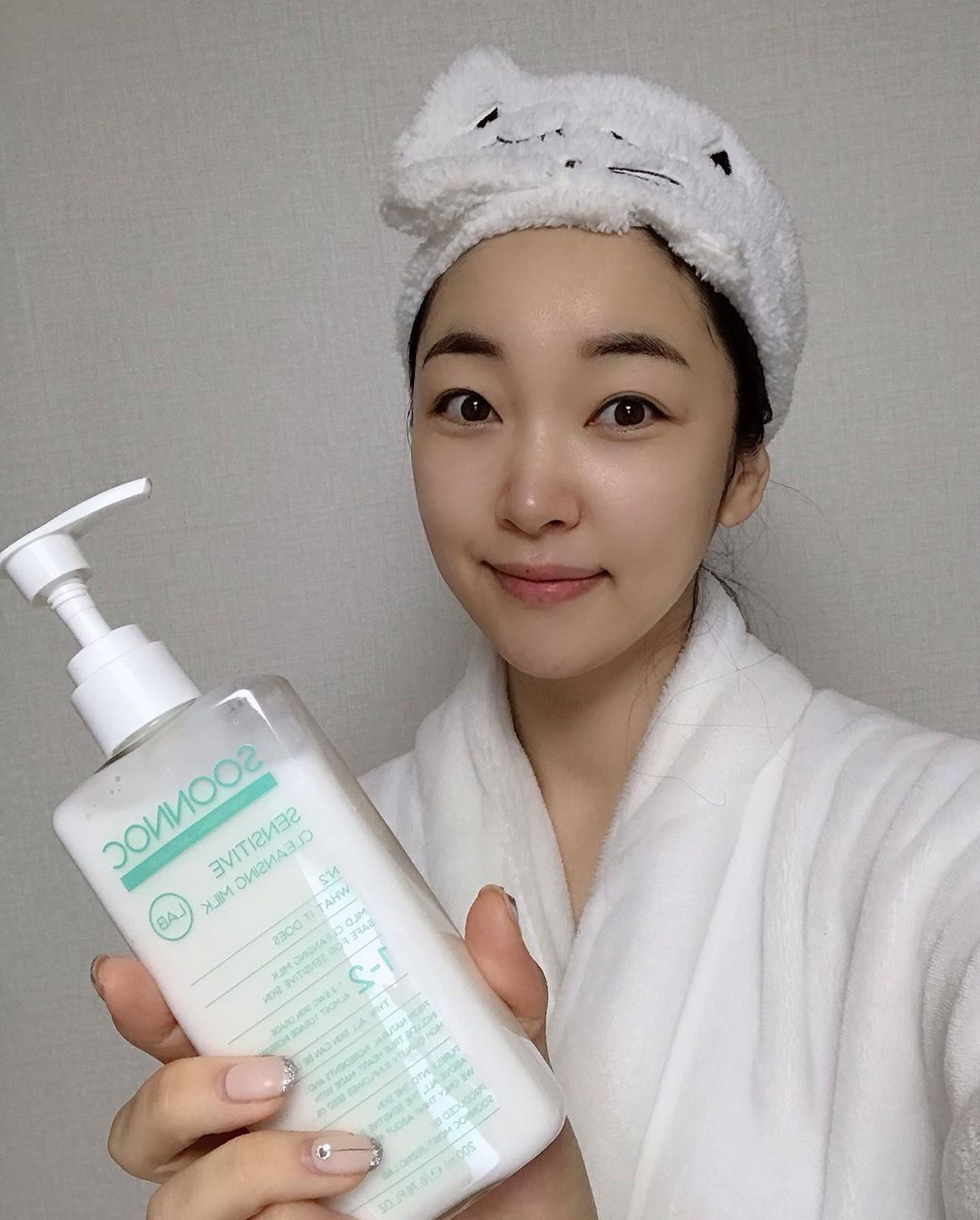 아나운서 김나현 on Instagram: “밤이면 밤마다🎼 순녹 클렌징해요❤️ 피지 제거까지 깨끗하게  순한 성분으로 이렇게까지 깔끔해질 수 있나용🙆🏻‍♀️ . #오늘은 #그날의기록  #센시티브클렌징밀크 #soonnoc #순녹 #클렌징밀크 #피지제거 #메이크업세정 #순함 #매끈해진피부…”