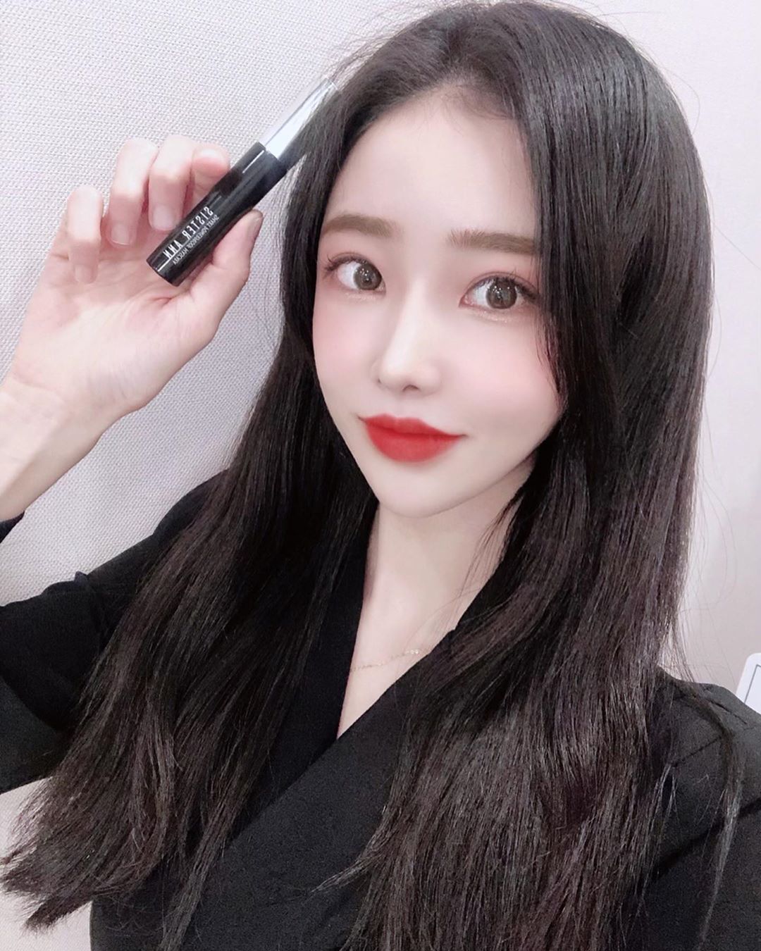 수지 on Instagram: “ㄱㄱㅑ~~ 내일부터 휴무다 (๑˃̵ᴗ˂̵)و

씨스터앤 스마트 파워프루프 마스카라 인스타에 엄청 광고뜨길래 눈여겨봤었눈데 선물 받았지롱
확실히 번짐없이 유지력도 오래가서 쥬타”