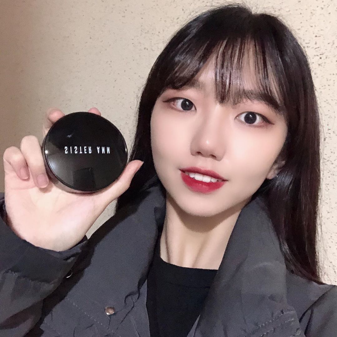 박소영 on Instagram: “전 게시글이랑 같은 브랜드인 씨스터앤‼️ 쿠션 제품도 써보니 밀착,지속력 최고,,!!! 요즘 쿠션은 번들거려서 파데만 쓰고 있었는데 이젠 아이라이너랑 쿠션 이 두가지 제품만 쓸거에오😭👍 . . . #씨스터앤 #씨스터앤쿠션 #씨스터앤스마트핏커버쿠션…”