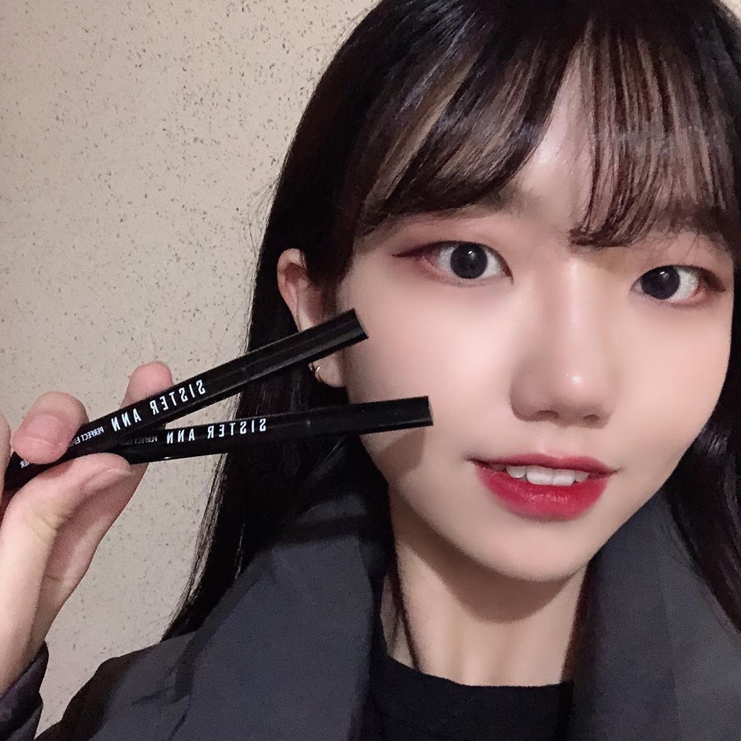 박소영 on Instagram: “벌써 3번째 쓰고 있는 아이라이너 👀 하루종일 화장 하고 있어도 아이라인만큼은 무너지지 않는 인생템🌟 쨍한 화장할땐 블랙, 자연스러운 화장할땐 브라운 추천‼️ (촬영때도 이 아이라이너 썼다구~) . . . #씨스터앤 #씨스터앤아이라이너…”