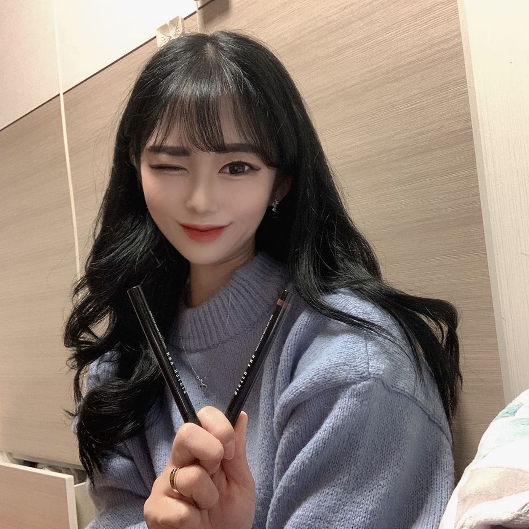 ෆ Ｚｉ Ｙｕ ෆ on Instagram: “"씨스터앤 퍼펙트 엣지 브러쉬 펜 라이너" 01 엣지블랙 02 엣지브라운 . . ✔️지속력 끝판왕으로 N사 실검 1위까지💁🏻‍♀️ ✔️빠른 건조 속도로 번짐 없음🙅🏻‍♀️ ✔️땀,유분에도 번짐이 없는 롱래스팅 아이라이너🙆🏻‍♀️ ✔️부드럽고 탄력있는…”