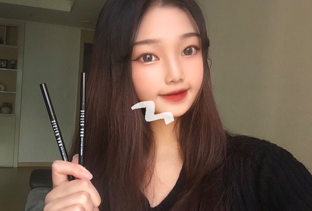 최혜인 (05) on Instagram: “🖤 슬림 오토 아이브로우 🖤 . . 01 내추럴브라운 : 자연모발 및 차분한 브라운 헤어  02 라이트브라운 : 밝고 가벼운 브라운 헤어 . . * 지속력 장인 씨스터앤! 아이브로우 출시 ! * 1.8mm의 슬림한 심으로 섬세하고 깔끔한 눈썹 표현…”