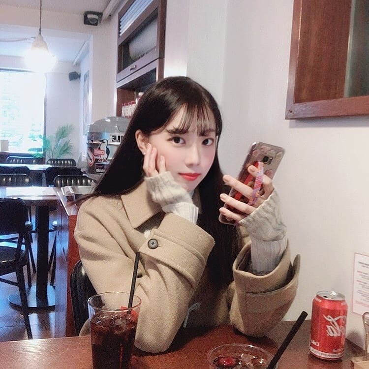 @kyu_ri_the_one on Instagram: “처음 써보는 폰스트랩...내 갤럭시에도 잘어울린다🤭
.
.
.
#하이루프 #highloop #하이루프폰스트랩 #폰스트랩 #핑거스트랩 #핸드폰손잡이 #안한사람잘못 #핸드폰박살 #강호동손잡이 #원조폰스트랩 #phonecase #phonestraps #ad”