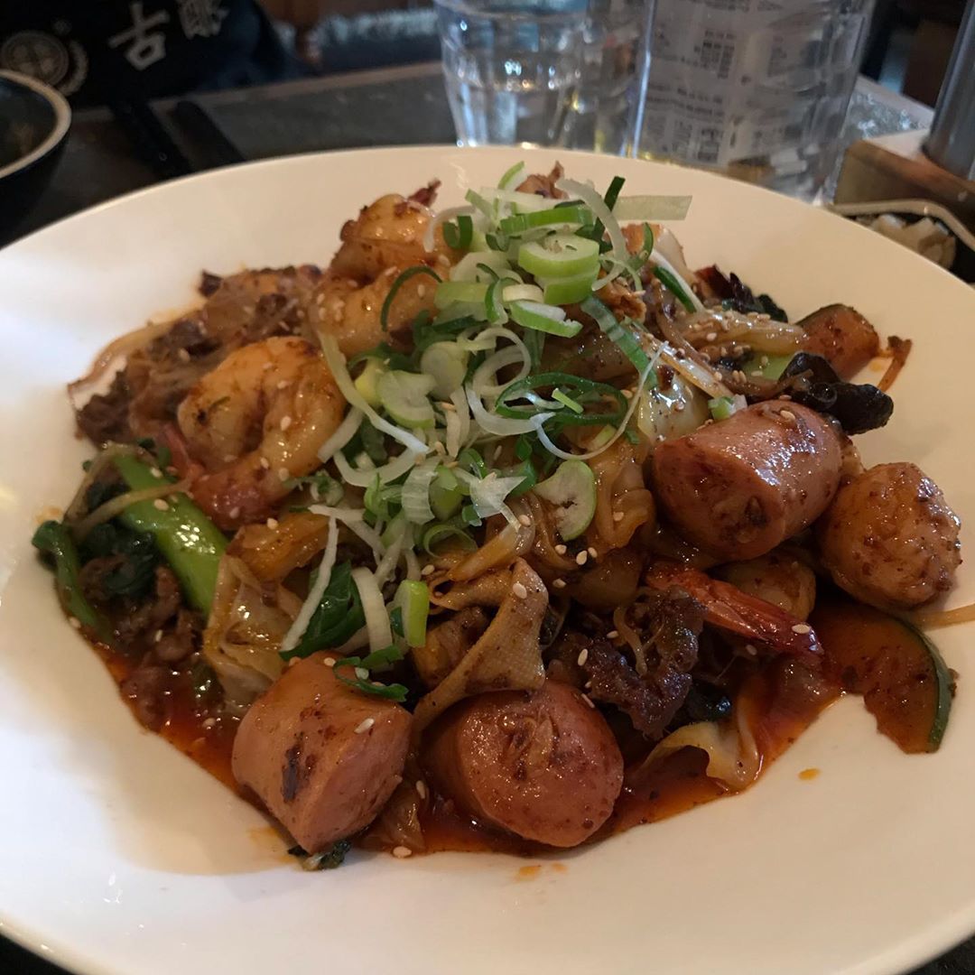 모찌언니 on Instagram: “마라샹궈, 꽃빵, 꿔바로우 먹으러 왔어용👏 인생 첫 마라샹궈 홍대에서 경험해봤습니당ㅋㅋ  후통이라는 가게인데 구석진곳에 있어서 찾기가 조금 힘들었어용😅 여기가 맞나..? 싶은곳으로 들어가면 거기가 맞습니다!ㅋㅋ  요즘은 또 샹궈가 유행이라길래 이걸로…”