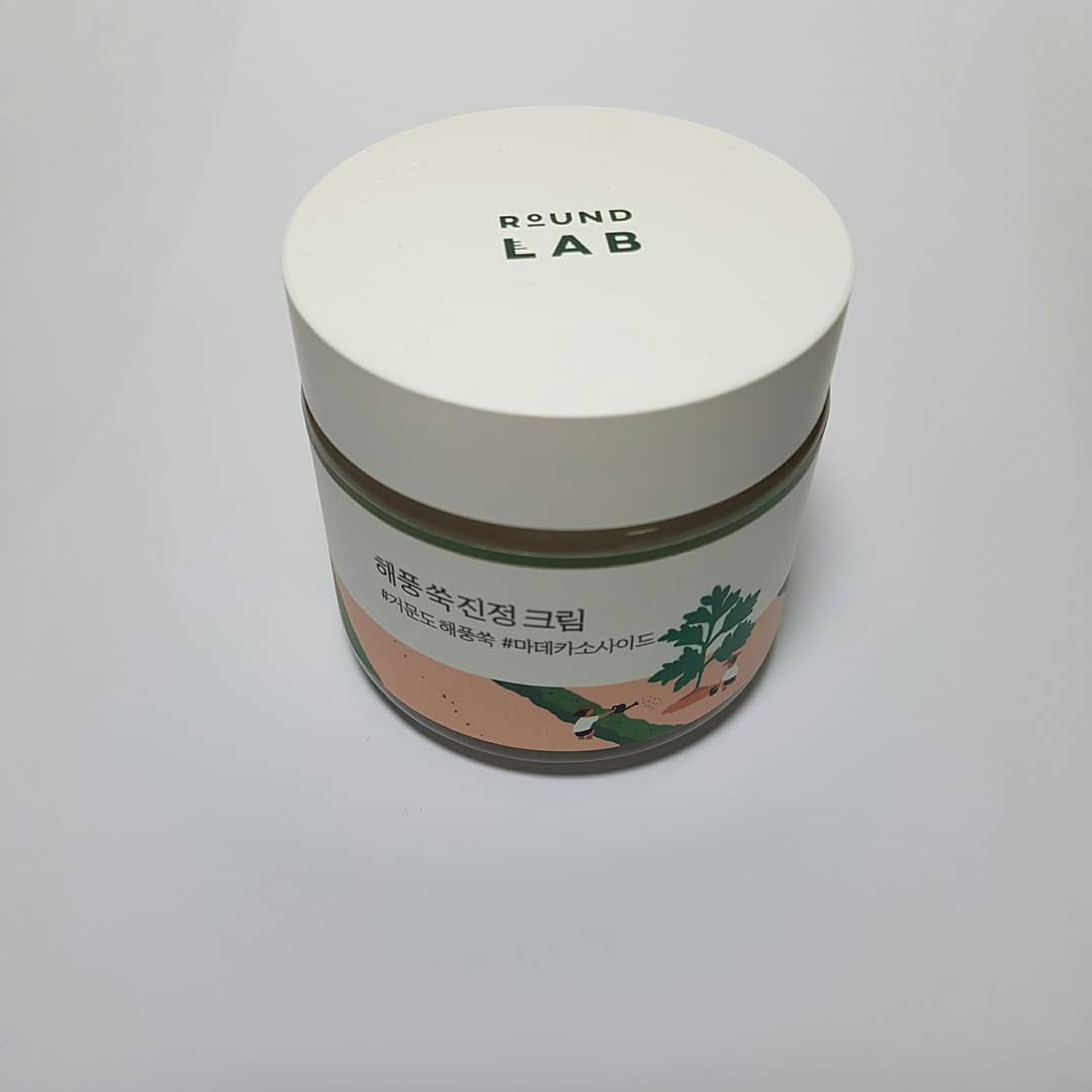 😘해풍 쑥 진정 크림😘
-
찬 바람 맞고 홍조, 버짐이 너무 심해져서 진정크림을 찾고 있었는데 세일하길래 구매했더니 잘 맞았어요 ㅠ
-
메이크업전에 바를 수분크림으로 너무 흡수가 느리거나 그렇다고 너무 가벼운 수분크림은 메이크업이 떠버려서 별론데
이 크림은 부드럽게 발리면서 토너 에센스 같은 기초를 보호해주는 느낌인거 같아요💓
-
그래도 부족하다 싶으면 호호바 오일 섞어서 바르고 있는 중입니다!
다만 바른 직후에는 번들거리는 느낌은 좀 있네용 ㅠ
그래도 트러블 안나고 만족이에용😍
-
#해풍쑥진정크림#진정크림#민감성#수분크림#라운드랩#해풍쑥#수부지크림#거문도해풍쑥#마데카소사이드#코덕맞팔#kbeauty#skincare