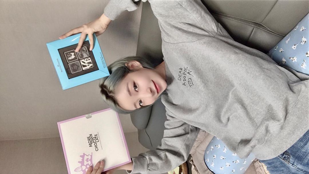 봄봄 🌸 on Instagram: “셀프로 머리색 체인지 💙💙 오랜만에 셀프염색을 해보았어요 생각 보다 엄청난 색?! 이어서 놀랐지만 그래도 만족해요 ☺️🌸🌸 설에는 역시 집에서 군것질 타임이 최고죠 💕💕 포토초콜릿 9구와 함께 디자인초콜릿 16구 4구 요롷게 구성되어 있는 거 넘넘…”