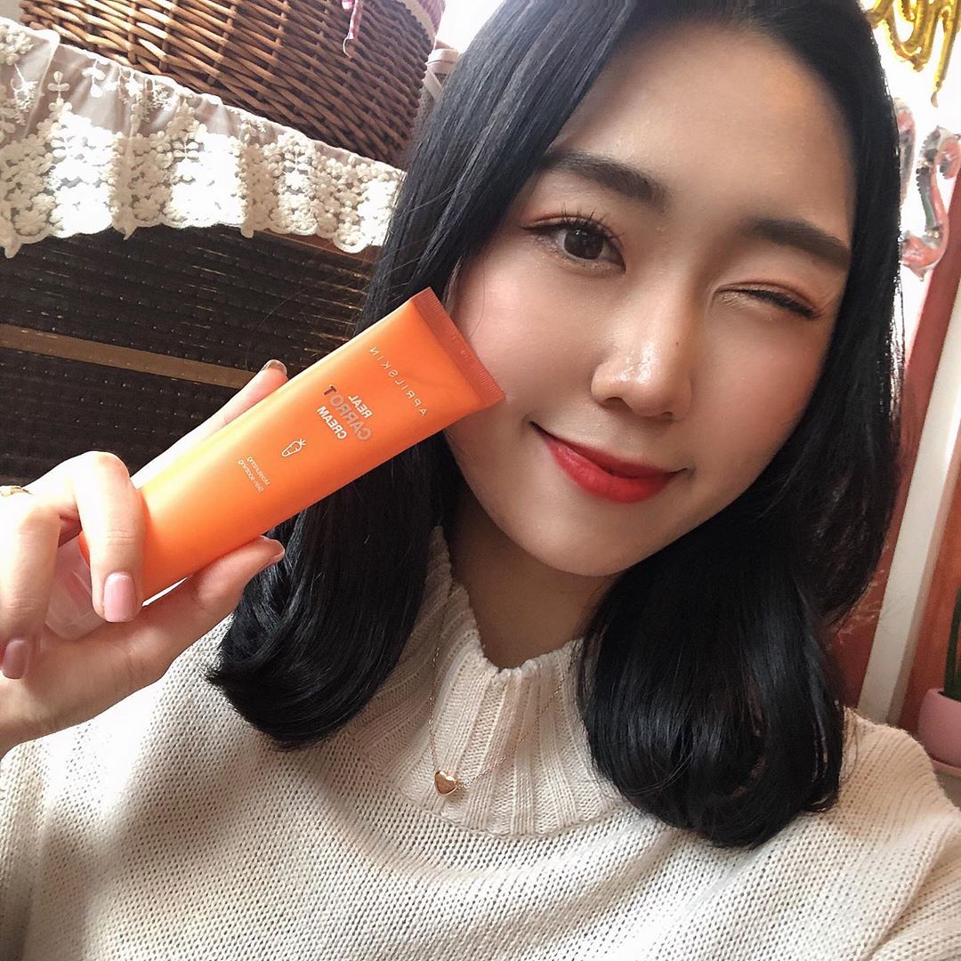 은 하(23) on Instagram: “5일간 직접 써본 후기입니다 ! ⠀ 🥕요즘 sns에서 핫한 에이프릴스킨 리얼 캐롯 블레미쉬 클리어 크림🥕 ⠀ 비타민A와 베타카로틴이 함유되어 피부 진정과 수분 보습에도 탁월하다고 해서 그런지 겨울에 발라도 건조하지 않고 촉촉했습니다 ๑•‿•๑ ⠀…”