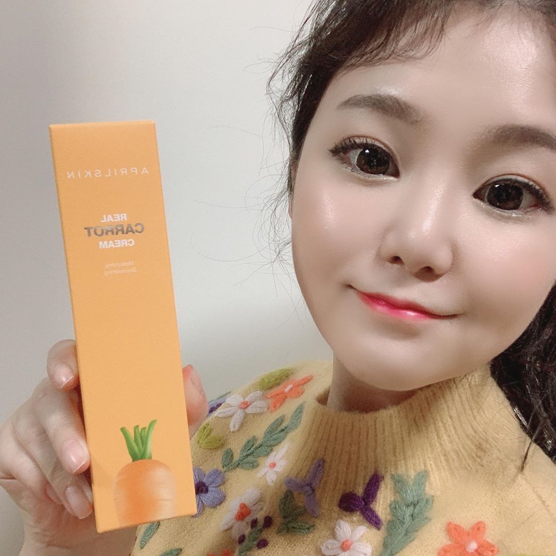 🌷전아리🌷 on Instagram: “요즘 잠을 제대로 못자서 피부가 푸석푸석 했는데 당근크림으로 피부진정&수분보습 !!!!! 점점피부가 더 좋아지고있다링🥕 #꿀피부 #에이프릴스킨 #aprilskin #리얼캐롯크림 #리얼당근크림 #리얼캐롯블레미쉬클리어크림 #캐롯크림 #당근크림 #진정케어…”