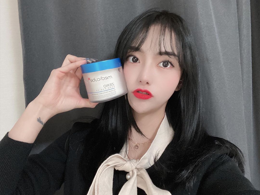 𝑵𝒖𝒍𝒍𝒊𝒅𝒂𝒚 눌리데이 on Instagram: “즐겨쓰는 토너패드로 아침 저녁용 두가지로 나눠서 쓰는데, 주로 저녁에 쓰는 #메디큐브 #제로모공패드 소개함미다🤍 - 제가 #왕모공피부 인데, 열두시간이상 화장한 상태로 매번 모공이 더 늘어나 있어서 저녁엔 꼭 모공정리되는 제품을 써요! 각질과…”