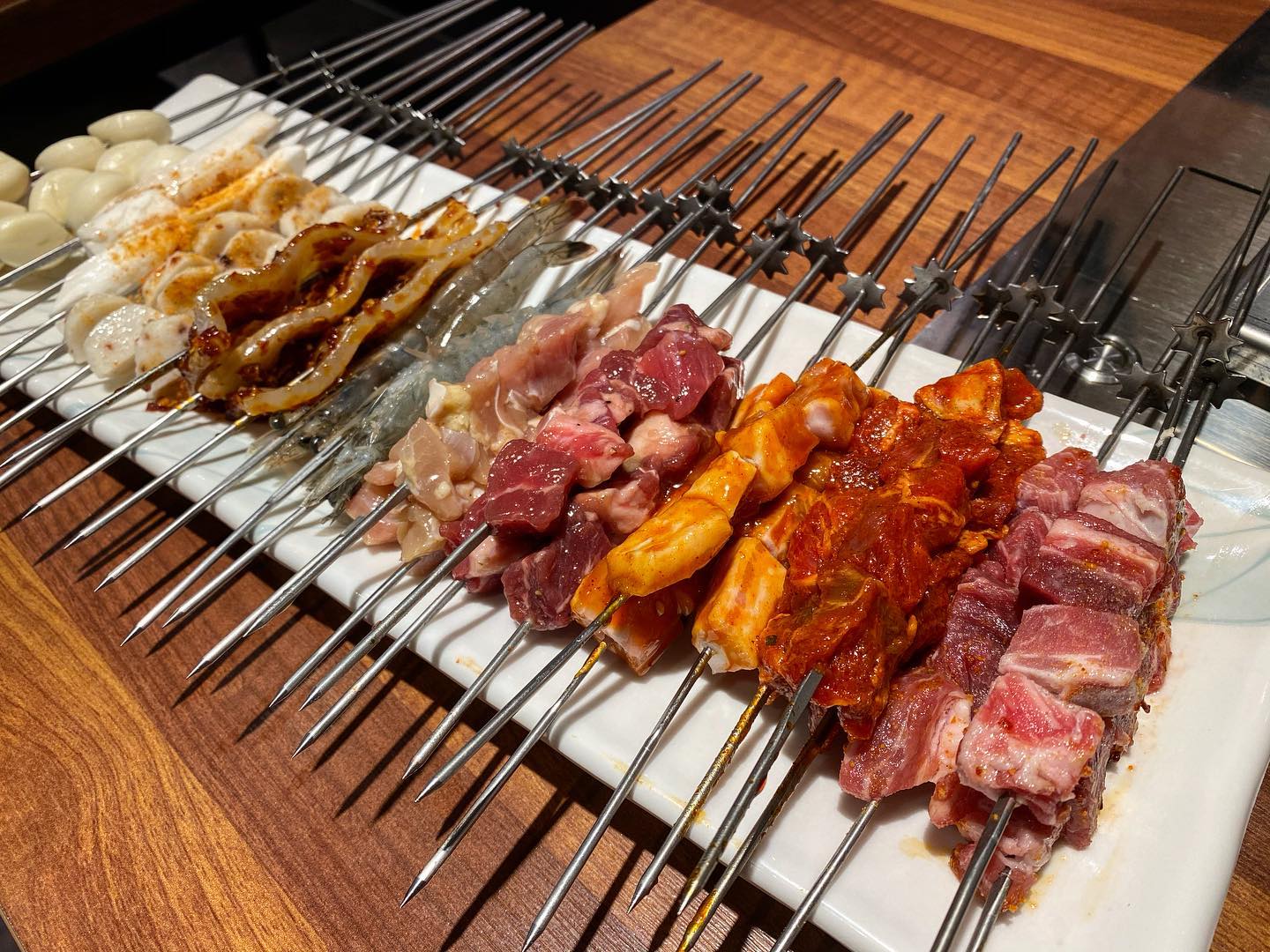 [ #대전 #한궁양꼬치 ] #양꼬치무한리필
-
#양꼬치 + 훠궈 무한리필 17,800
-
2만 원도 안되는 가격으로 양꼬치와 훠궈 둘 다 무한으로 즐기고 왔어요
꼬치 종류는 10가지로 리필할 때 원하는 꼬치를 말씀드리면 가져다주셔요
-
무한리필집은 별로일 거라 생각했는데 여기서 처음 먹어본 훠궈에 반했어요 홍탕은 무한으로 들어갈 것 같아요
-
훠궈 고기는 소, 돼지, 양고기 세가지이며 마라탕처럼 훠궈에 들어가는 재료들은 셀프바에 많이 있어요 훠궈용 양고기는 냄새가 좀 나는 편이라서 홍탕에 넣어 먹었답니다
-
훠궈도 엄청 먹었는데 양꼬치도 엄청나게 먹었어요 육류만 계속 리필했어요
육류 퀄리티가 괜찮더라고요 마늘꼬치랑 새우도요 그냥 엄청 매웠던 돼지껍데기 빼고는 다 먹은 것 같아요
둘이서 술 엄청나게 먹고 왔어요
-
#대전맛집 #대전무한리필 #양꼬치맛집 #훠궈맛집 #대흥동맛집 #대전술집 #대흥동술집 #일상 #술스타 #먹스타맞팔 #먹스타 #먹팔 #맞팔100 #맞팔은댓 #instagood #lfl #팔로우백 #첫줄좋반 #인친그램 #맛집투어 #위꼴사 #새벽스타그램 #follow4like #좋아요그램 #맞팔댓 #foodie