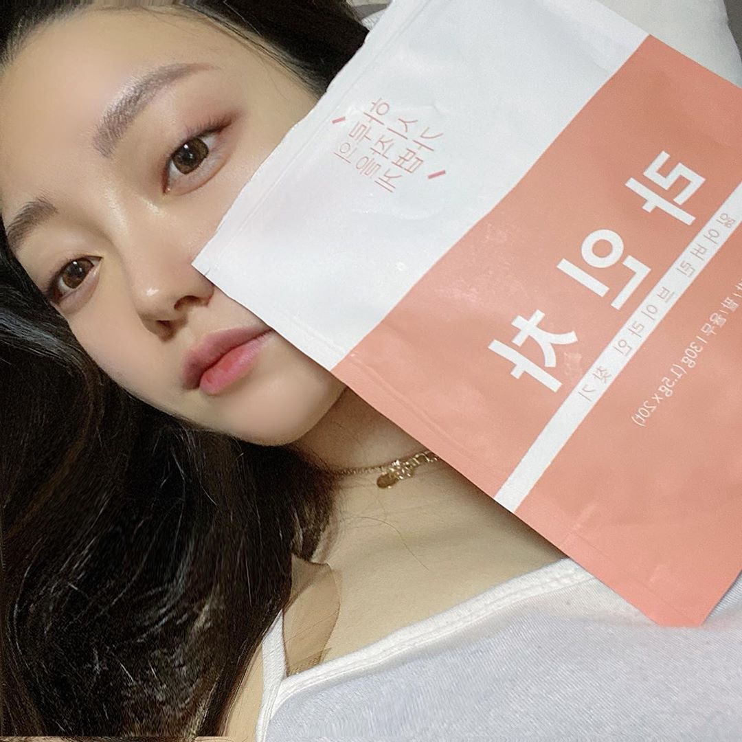 정  원 on Instagram: “가정내 우환이 가득해보이는 순한맛정원 (쌩얼인데 요새 업데이트된 소다는 짱짱임)  붓기에 좋다고 알려진 호박과 팥이 들어간 모닝브이 라인차에용 🤩 아침마다 퉁퉁 붓는게 스트레스였던 참에 먹어봤는데, 확실히 마신직후 붓기 빠지는 속도가 빨라요! 맛도…”