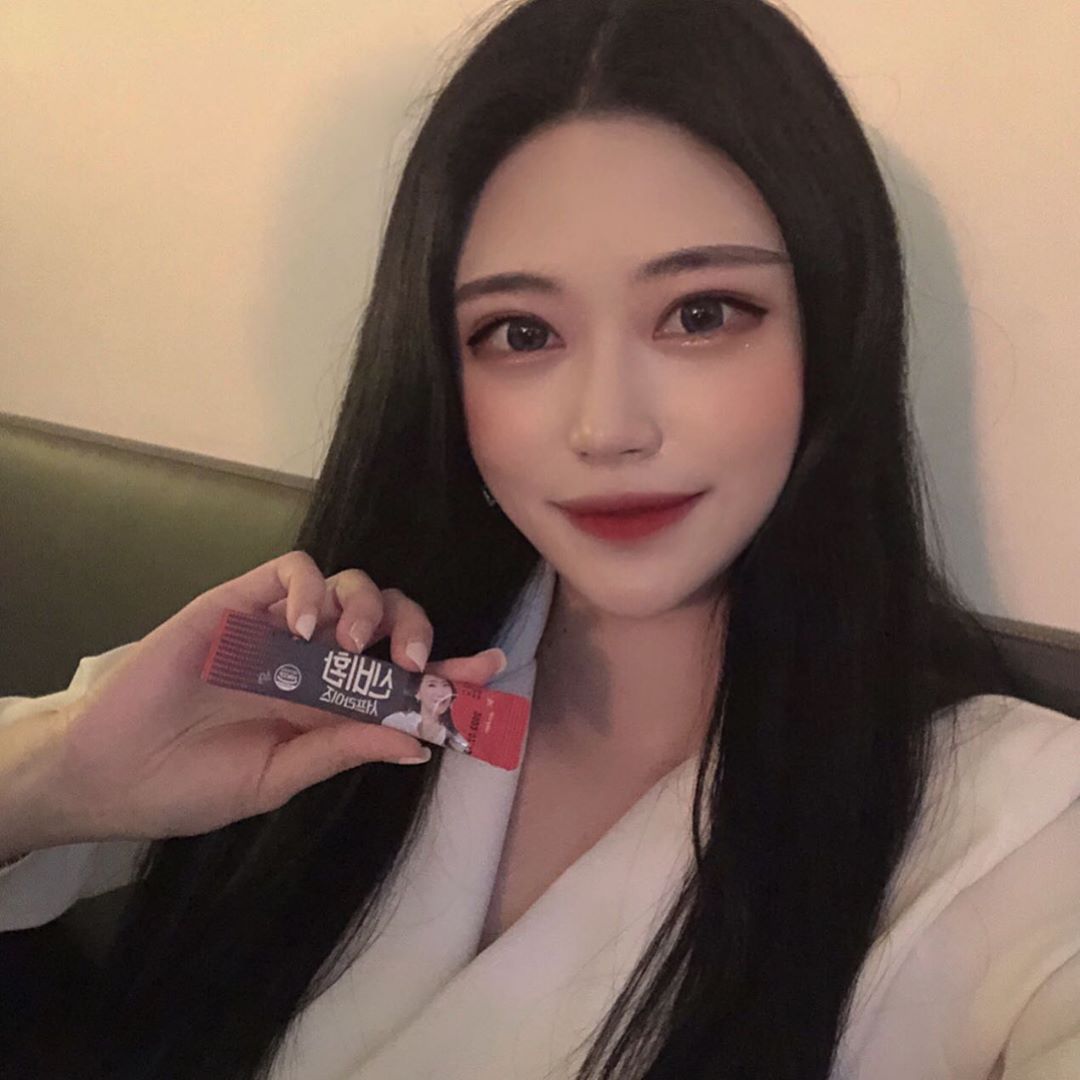 김하나 on Instagram: “술을 달고 사는 분들을 위한 필수템🌟  저도 술 좋아하구 자주 먹지만,, 누구라도 다음날 숙취는 피해갈 수 없죠☹️ 그래서 요즘 이 #신비환 제품을 술 자리 마다 챙겨 다니는데, 먹고 난 다음날이면 예전과 다르게 완전 개운 그 자체🙊 (편의점에서…”