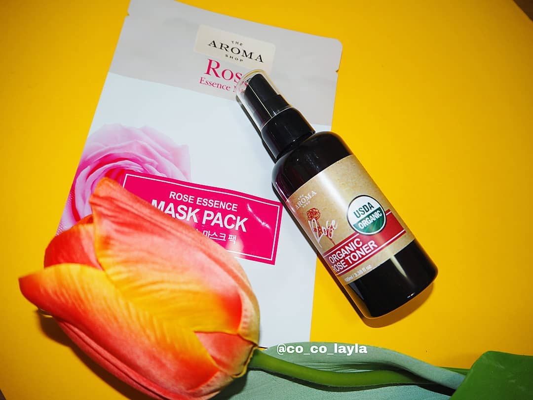 🌿Organic Rose Toner🌹 #제품제공

오가닉 로즈오일 자체의 자연향균력을 갖고 있어 유해세균으로부터 피부를 보호해주는 효과를 가지고 있어용🤗

완전 추천템!! ㅎㅎㅎ

실제로 세균 감소율이 99.9%로 향균테스트 완료한 제품이라고 하더라구용🥰🥰 특히 외부에 자극된 피부를 진정시켜주면서 보습력이 뛰어나서 촉촉하게 진정시켜주는 거가 좋아요!

원래는 미스트 타입이 아니라 일반 토너 타입이었는데 이번에 리뉴얼하면서 아예 스프레이 타입으로 스프레이 토너로 출시되서 더 간편하게 사용할 수 있어서 편해요💖

특히 토너 내에 함유된 로즈오일은 노화방지에 큰 효과가 있고 건서 피부나 민감성 피부에 추천하는 이상적인 오일이더라구용

제품사인 더아로마샵이 고가의 화장품에 들어가는 원료와 같은 거라 자부하는 품질이여서 그런 지 향도 머리 아픈 장미향이 아니라 산뜻하고 고급진 장미향이 나서 너무 좋아요!🌹

위에서 말했듯이 칙칙 뿌려서 사용하기 좋고 닦토 타입으로 사용하시고 싶으면 솜에 적셔서 닦아 사용하셔도 좋습니당😉😉 

활용도가 너무 좋아서 가끔 건조할 때 미스트처럼 뿌려서 수분 충전하기 좋은 제품이예용💦

이전에도 사용해본 제품인데 저희 아빠도 향이 부담스럽지 않고 뿌려서 사용하는 거가 좋아보인다고 탐내시더라고요 🤭🤭

사실 기초는 은근히 챙기기가 귀찮아서 가볍게 뿌리는 타입이어서 더 좋은 거 같아요 ㅎㅎ

이 제품도 USDA인증 마크를 받은 제품으로 화학 성분이 전혀 사용되지 않은 유기농 성분의 제품이예용👍👍 

민감하신 분들께 그래서 더 추천합니당💖💖