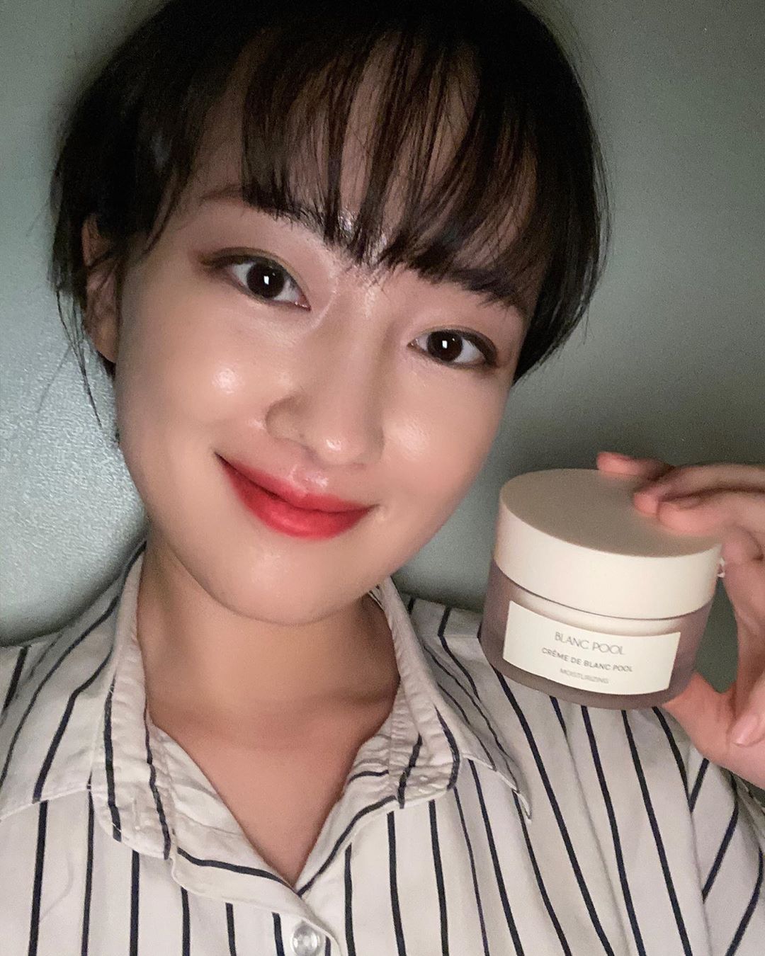 뇽찡ღ on Instagram: “블랑풀 수분크림과 함께하다보니 속건조..? 그게 뭐죠? 상태가 되어버렸습니다. 유수분 밸런스도 잘 맞춰지고 미백과 주름개선까지 도와주는 완벽한 올인원!! 쫀쫀하지만 끈적이지 않는 제형까지 완벽해요🤭  #블랑풀 #크렘드블랑풀 #수분크림 #수분크림추천…”