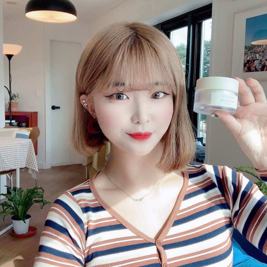 승희 on Instagram: “💡 CRÈME DE BLANC POOL 💡 ⠀ 수부지 피부라 겨울에 고민이 많았는데 크램드 블랑풀 사용하고나서 속건조도 잡아주고 유수분 밸런스까지 맞춰줘서 너무 좋았다 🙏 그리고 손에 묻는 걸 엄청 싫어하는데 쫀쫀하지만 끈적이진 않아서 최고였다..…”