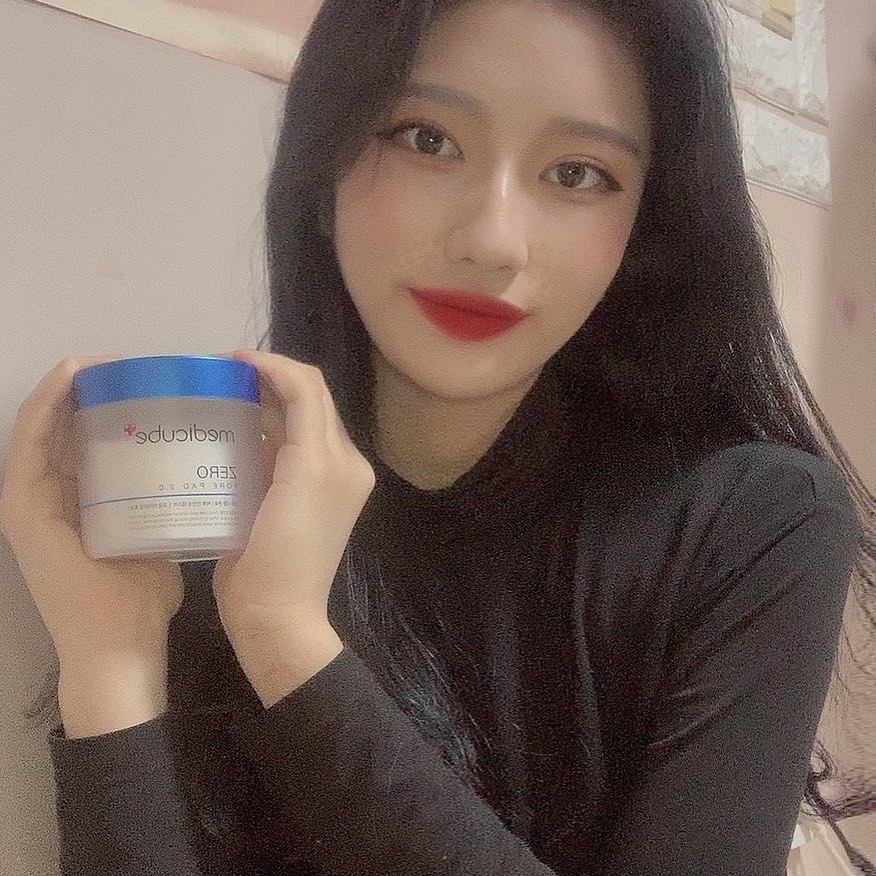 이나영 on Instagram: “✨[메디큐브] 제로모공패드2.0✨ . . .  먼저 손바닥보다 더 큰 용량의 통에 패드가 가득 채워져있어 오래오래 쓸 수 있고 집게가 내장되어있어 위생적으로 사용 할 수 있어서 정말 좋았어요! 같이 온 휴대용 케이스도 파우치나 가방에 쏙 들어갈…”