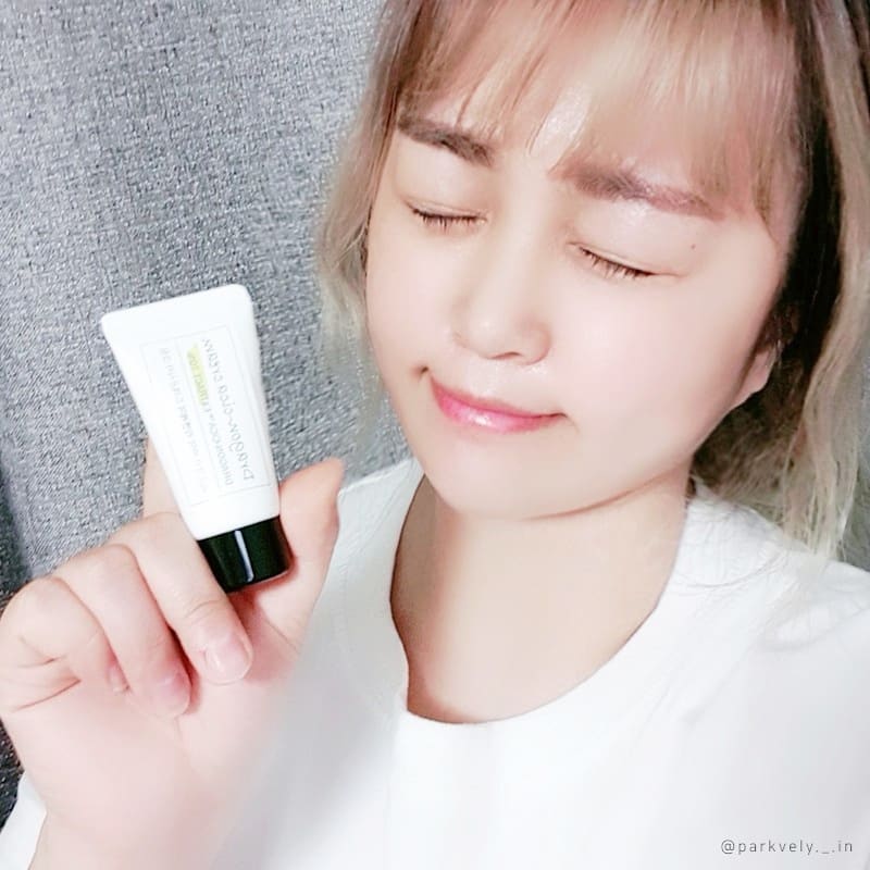 🌱리프레쉬바이리엔케이 드래곤시카크림
⠀
피부밸러스가 쉽게 무너지고
외부자극으로 잔뜩 민감해진 피부 😭😭😭
⠀
드래곤스블러드 나무 수액과
병풀, 어성초의 결합으로
피부를 진정시켜주는 진정크림이에요 🌱
⠀
피부진정, 수분장벽, 유수분밸런스까지
3단계 진정효과를 느끼며
피부고민를 한번에 해결가능 👌
⠀
순한 크림타입으로
부드러운 발림과
촉촉하고 보습력있는 마무리가
건조하지않고 피부를 보호해줘요 😆😆😆
⠀
피부밸런스를 맞춰주고
피부결을 다스려주니
쫀쫀한 피부를 만날 수 있었어요 ❤
⠀
Tip. 호랑가시테놀 원액 토너와 함께
사용하니 피부결을 다스리면서
촉촉하게 만들어주니 더 좋았어요👍
⠀
refresh.cosmetic
.
.
.
#리프레쉬바이리엔케이 #리프레쉬
#refreshbyrenk #드래곤시카크림
#드래곤시카 #진정크림 #민감보습
#피부진정 #뷰스타그램💋 #ad