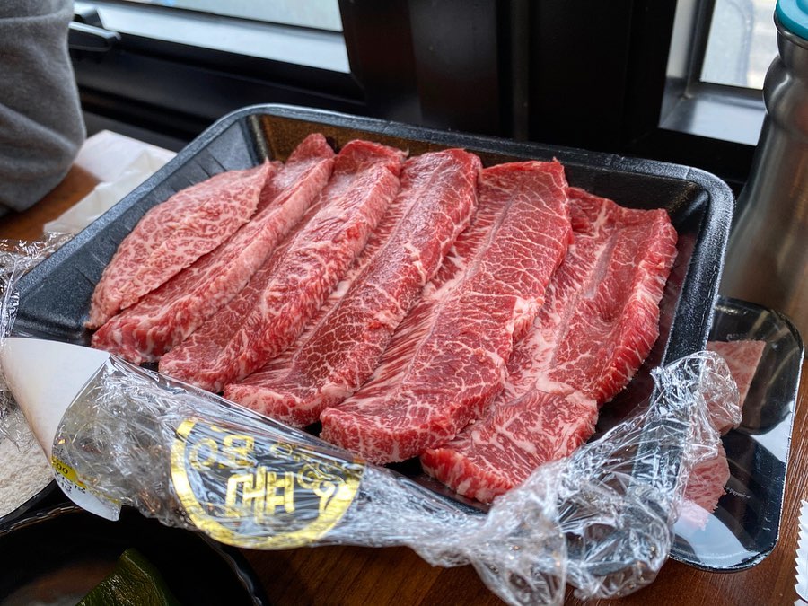 [ #경주 #우향 ]
-
#부채살 #살치살 #갈비살 #육회비빔밥
-
고향을 떠날 때 가끔씩 가족들과 들리는 정육식당이에요 원하는 부위의 소고기를 배 터지게 먹고 왔어요
-
가장 좋아하는 부위인 살치살과 담백한 부채살 언제나 맛있는 갈비살을 먹었어요 잘 먹어서 저렴한 편인 정육 식당에서도 20만원 어치 먹고 왔네요
-
살치살 꼭 드세요 입에서 고소한 육즙이 입안을 휘감아요.. 진한 고기향의 갈비살도 놓칠 수 없구요 그냥 소고기는 언제나 옳아요
-
소고기로 배를 채우고도 식사는 육회 비빔밥을 먹었어요 참 대단하죠? 배 터지게 먹고 왔어요
-
얼른 코로나가 사라져서 고향인 경주로 놀러가고 싶어요 고향에 있는 가족들 걱정이 이만저만 아니에요ㅜㅜ 모두들 조심하세요
-
#경주맛집 #경주한우 #한우맛집 #경주여행 #먹스타맞팔 #먹팔 #맞팔100 #선팔맞팔 #맞팔댓 #첫줄좋반 #먹스타 #위꼴사 #소통환영 #인친그램 #맛집블로거 #맛스타 #맞팔로우 #팔로우백 #좋아요그램 #맛집탐방 #instadaily #일상그램 #새벽감성 #맞팔은댓글