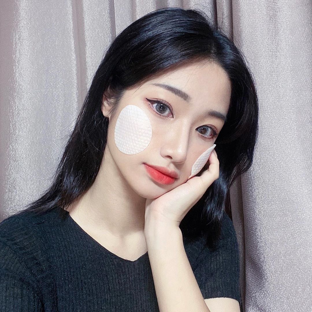 강인영 on Instagram: “메디큐브 제로 모공패드 2.0 🌿  세안 후에도 남아 있는 각질, 노폐물 제거와 동시에 모공 타이트닝에도 도움되는... 이거슨 혁명...(｡♥‿♥｡) 쓰고 두드려 흡수 시켜주니 피부 쫀쫀쫀득!! 속커버와 집게가 있어 위생적이고 센스 만점 메디큐브가…”