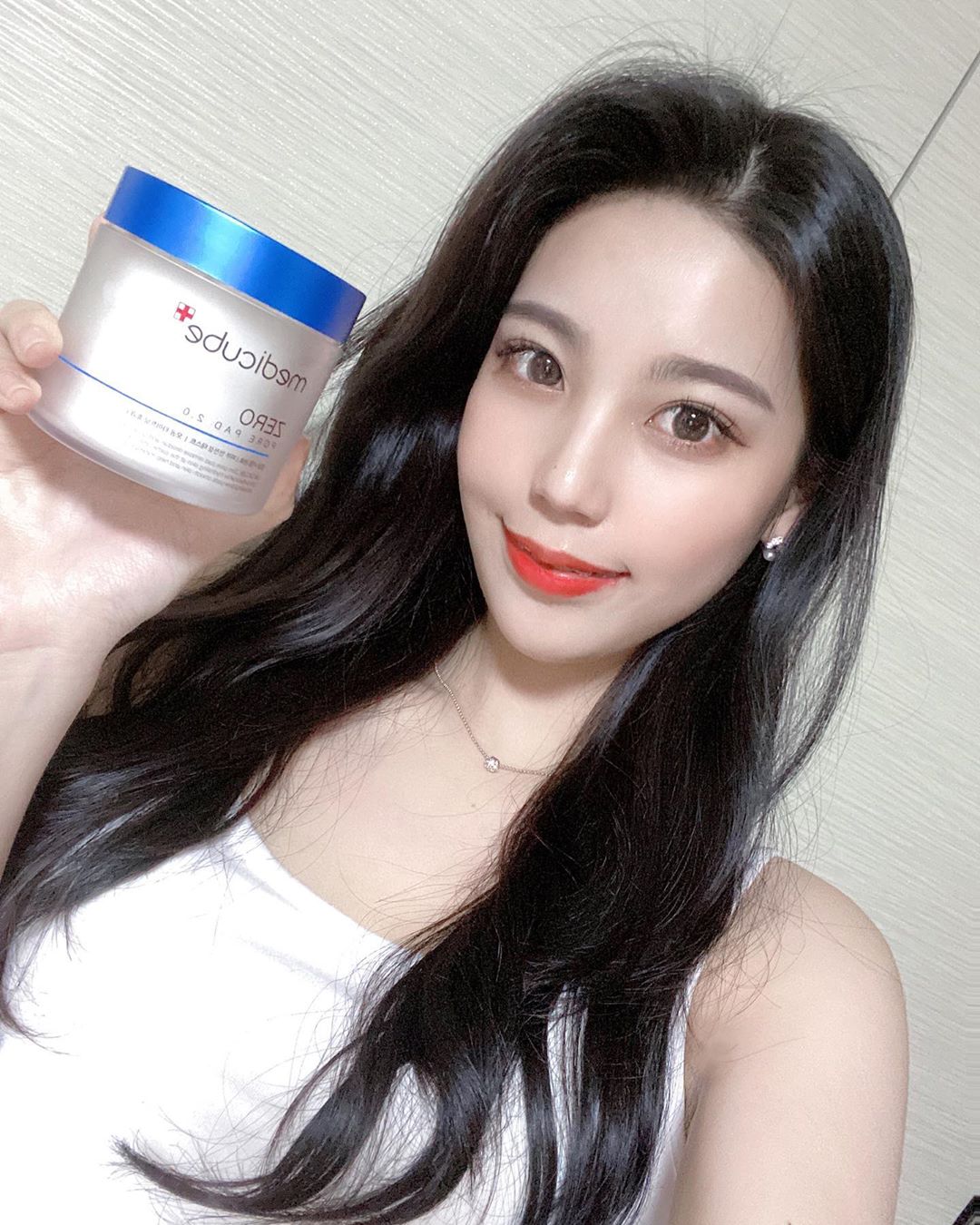 심주현 on Instagram: “제로모공패드 2.0🤍. 제로 모공 패드 2.0은 11가지 임상을 완료한 모공 타이트닝 효과 제품으로 피지 개선은 물론 각질 및 노폐물 제거에 도움을 주는 패드로 기초화장 전에 피부 결 따라서 닦아주면 끝! 몇 초 안되는 시간으로 하루종일 예쁜 피부…”