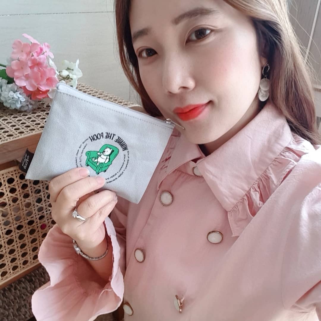 마트윈스👭 언니 마미애 on Instagram: “#2020에브리데이푸  여러분 2020 에브리데이푸 캠페인이 찾아왔어요💕 . 사랑스러운 곰돌이 푸 굿즈들이 잔뜩 나와서 내마음 마치 봄처럼 설렘🌸 . 곰돌이 푸 뿐 아니라 통통 튀는 티거, 소심하지만 사랑스러운 피글렛, 우울하지만 다정한 이요르까지…”