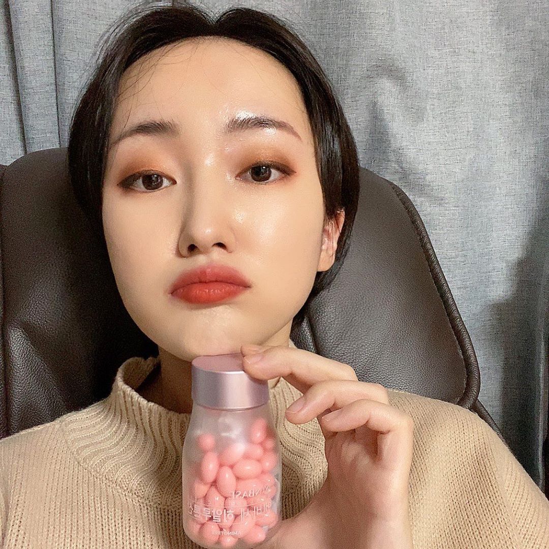 뇽찡ღ on Instagram: “아미노트리 엔바세 히알루론산을 일주일째 복용중인데 정말 눈에 띄는 효과가 나타나는 것 같아서 허겁지겁 추천드리러 왔습니다🌟 저는 물을 잘 마시지 않는 편이라 피부가 푸석푸석한게 고민이었는데, 아미노트리 히알루론산을 섭취한 뒤 눈에 띄게 촉촉해지고…”