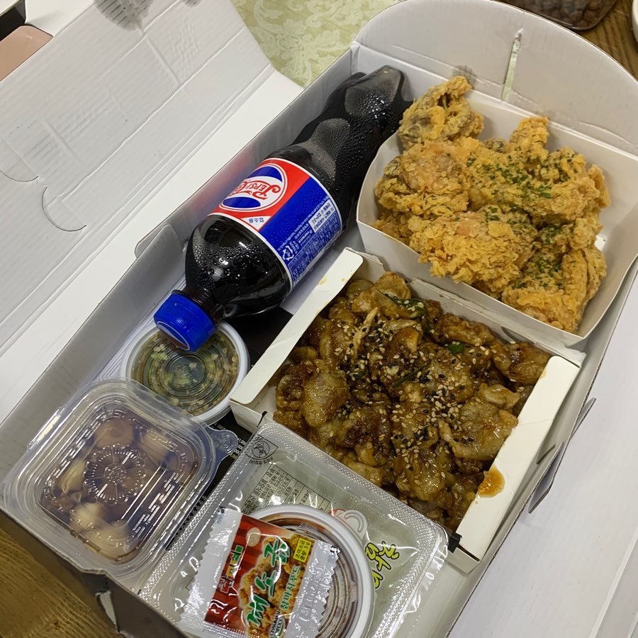 @joyfit.hong on Instagram: “#홍홍홍
.
이 집
닭요리 맛집이네예🐓
#앗싸마늘닭
.
#마늘통닭#마늘치킨#광코맛집#광장코아맛집추천#광장코아맛집#똥집맛집#치맥#대구치킨맛집#치킨맛집#마늘치킨맛집#치킨체인점#치킨#치킨프랜차이즈#대구치킨#치맥페스티벌”