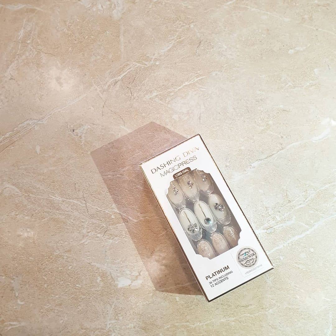 -
데싱디바 매직프레스 플래티넘 마이릴리🌷
-
이번 3월 신상 플래티넘 웨딩 라인으로 나온 마이릴리
정품 스와로브스키💎크리스탈이라 컷팅이 정교해서 반사광이 대존예고요..?
플래티넘 라인이라 확실히 기존의 제품들보다 퀄리티가👍
-
쉐입은 얇고 긴 타원형인 롱오발 디자인인데 손가락이 얇고 길어보여서 여리여리한 느낌을 줘서 내손 같지 않게 한결 예뻐보여서 만족스러웠어요😊
-
기본컬러는 누디한 톤의 베이스에 골드글리터 프렌치에 포인트네일은 누디 베이스와 화이트 베이스 두가지 구성이라 전체적으로 화려함이 느껴지는 디자인입니다❤
-
데일리보다는 특별한 날인 웨딩컷이나 들러리컷 촬영할 때 이 디자인으로 네일 디테일을 살려주면 좋을 것 같아요🙋‍♀️
-
-
-
#데싱디바 #봄네일 #컬러네일 #컬러젤네일 #젤네일 #스톤네일 #수지네일 #데싱디바크루 #매직프레스 #셀프네일아트 #네일추천 #봄코디 #웨딩네일 #스와로브스키 #셀프네일 #셀프네일디자인 #네일디자인 #코덕맞팔 #beautycontester #뷰스타그램 #네일디자인추천