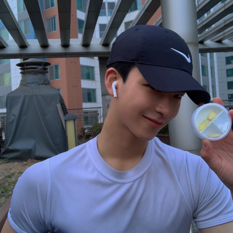 김찬영 (Chan Young Kim) on Instagram: “사실 저 휴대용 케이스가 젤 맘에 든다 이 시국 필수 비타민까지 챙겨서 맨날 주머니에 넣어갖고 다님ㅎ 약 의존은 안 좋지만 보조제 정도로 먹어주면 효과 갑💪 (http://m.glamd.co.kr)  #글램디 #glamd #남자다이어트…”