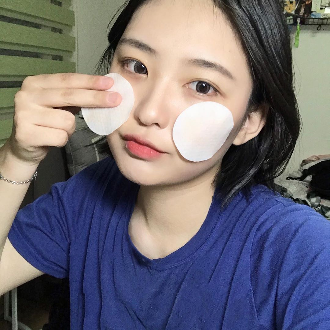 혜진 on Instagram: “메디큐브 제로모공패드 2.0 으로 리뉴얼❤️ ⠀ 써보니 기초로 사용하는게 아니라 팩으로 쓰는 느낌ㅠㅠ 얼굴 전체를 다 닦아도 한참 남아 있어서 실제로 팩으로 꾸준히 사용중! 요거 하나면 팩필요없따 남들이 모공 줄어든게 보인다구 할 정도니까!!👍🏻👍🏻…”