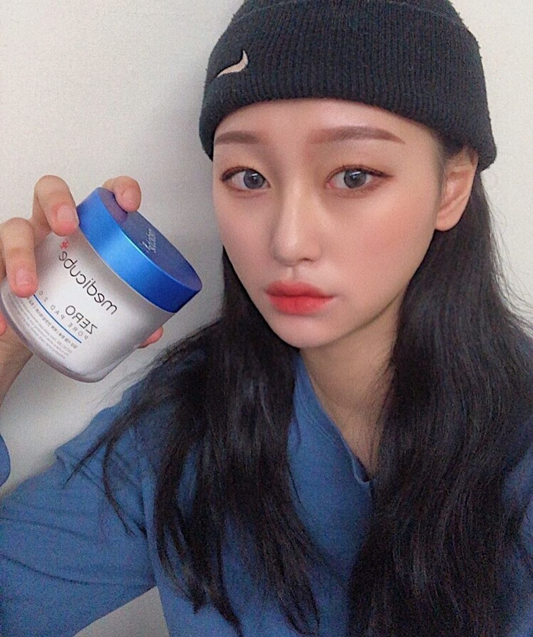예림 on Instagram: “최근에 꾸준히 사용하고 있는중인 메디큐브 제로모공패드2.0‼️클렌징했지만 남아있는 잔여물들을 깨끗하게 닦아주고 모공타이트닝 효과와 피지개선,각질제거 효과까지✔️지금처럼 마스크 쓰고 답답한 피부에 딱 적합한 제품이라 하루도 안빠지고 사용중〰️🖤”