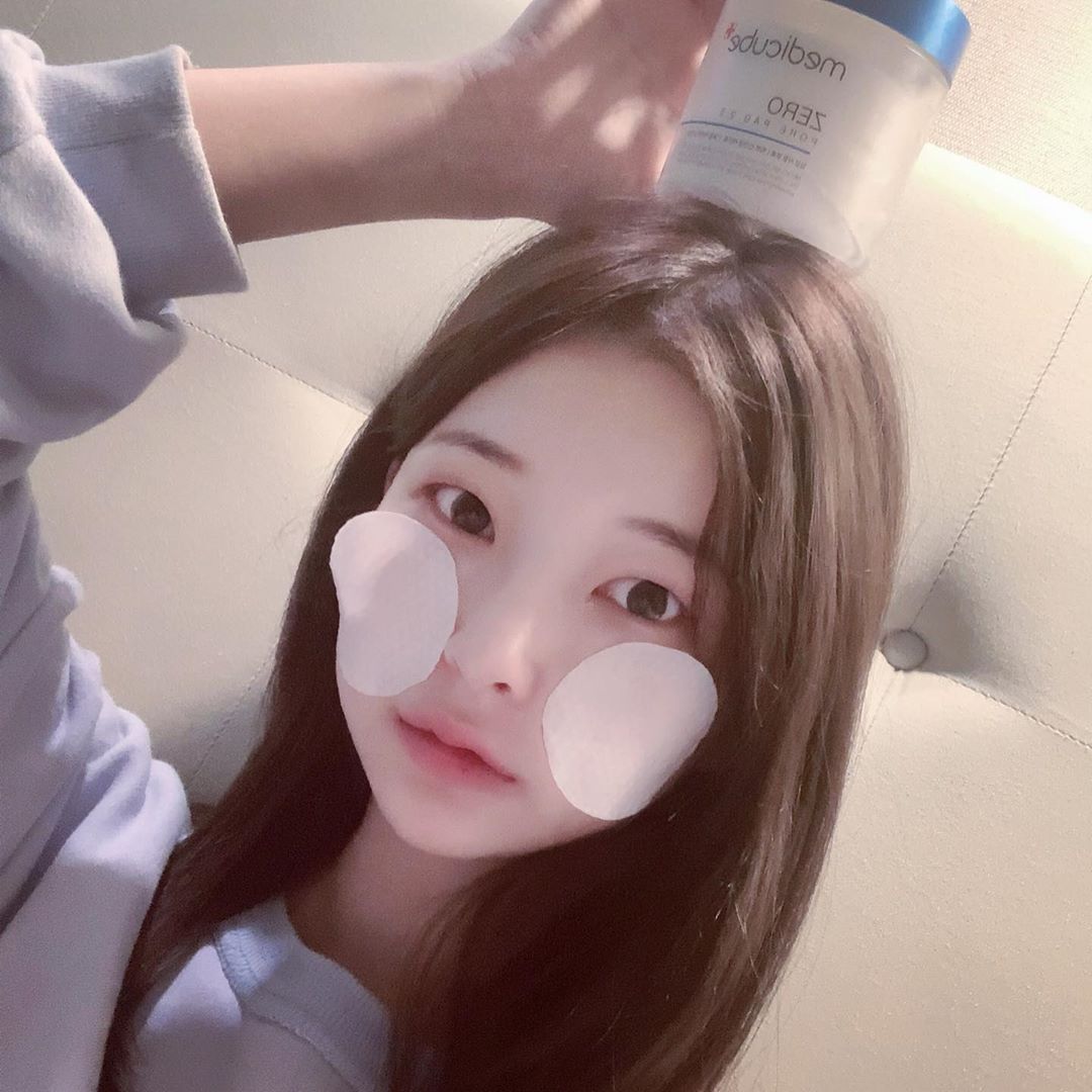 ฅ^•ﻌ•^ฅ on Instagram: “💡메디큐브 제로 모공패드  지금 2주정도 사용했는데 모공이 확실히 타이트닝해지는 기분😆  세안후 사용하면 잔여물도 다 닦아지고 피부가 상쾌해진당 😊제로모공패드 덕에 꿀피부완성 🍯  #메디큐브 #medicube #제로모공패드2.0 #모공타이트닝…”